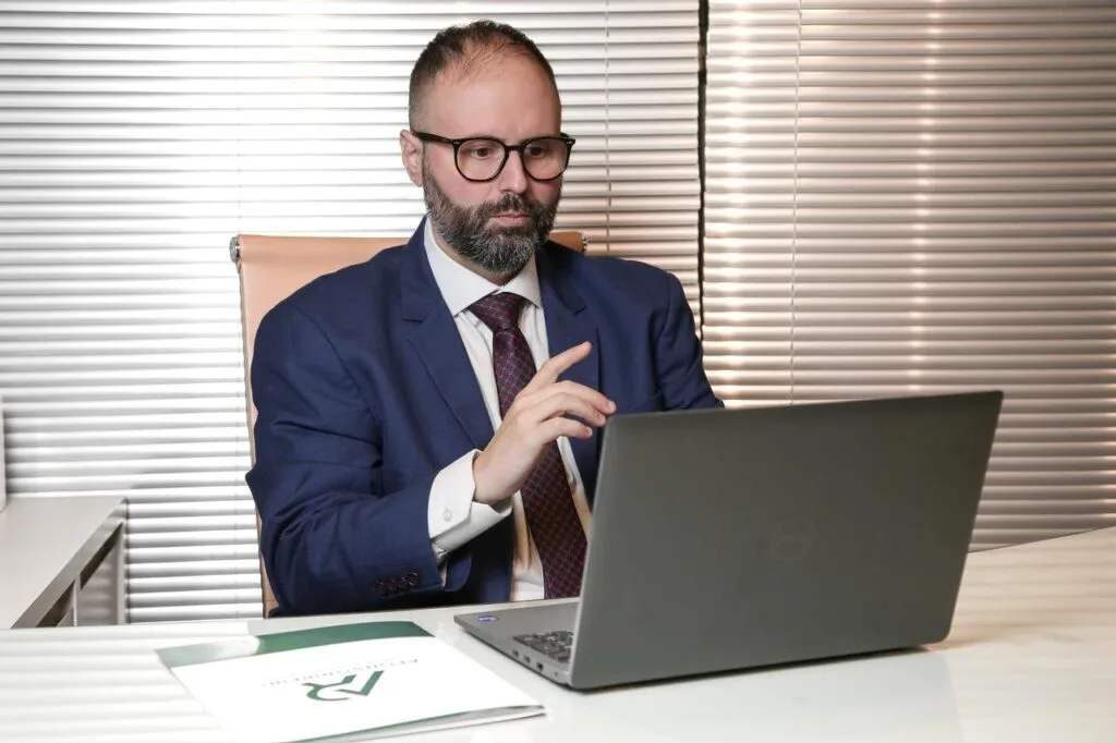 Escritório Afonso Ribeiro Advogados, especializado em defesa de servidores públicos